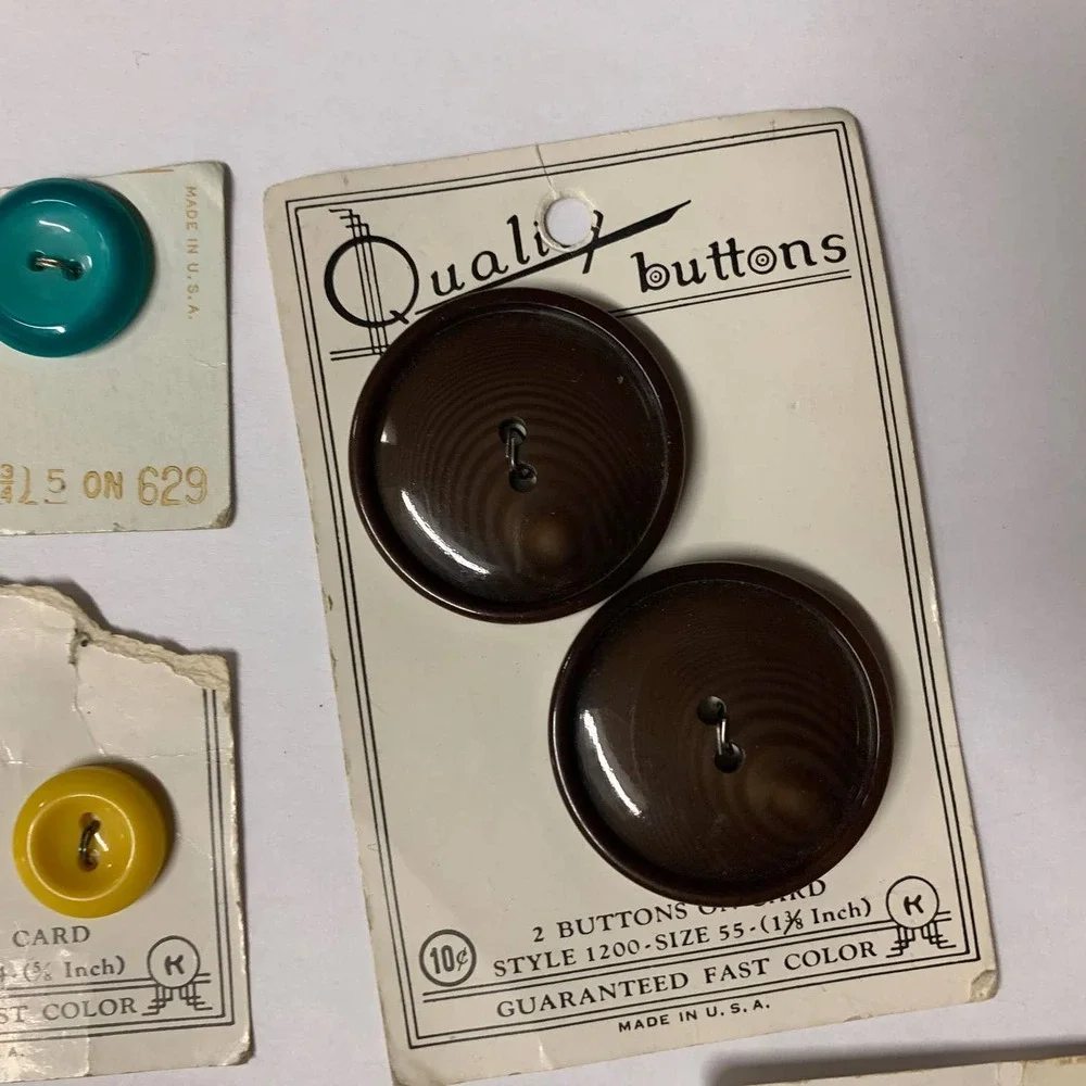 Vintage Buttons Plastic Lot of 32 Buttons New Old Stock‎ NOS #6